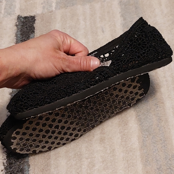 🌺 Toms Black Crochet Slip-On Shoes Size 5 - Picture 4 of 5